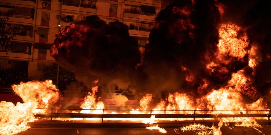Benzinbomben explodieren während der Feierlichkeiten zum orthodoxen Osterfest in Athen.