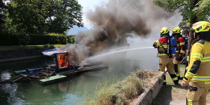 Saugbagger in Brand - Flammen und Rauch auf der Lorze in Zug