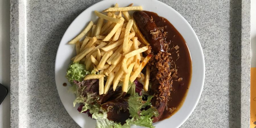 Currywurst mit Pommes frites: Bei dem Kantinenbetreiber Apetito verliert der Klassiker aber an Beliebtheit.