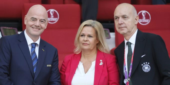 Der FIFA Präsident Gianni Infantino (l), die deutsche Sport Bundesinnenministerin Nancy Faeser und der DFB Präsident Bernd Neuendorf in Katar. fifa
