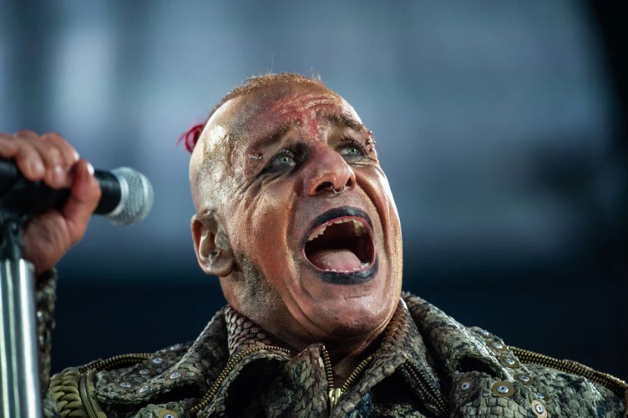 Rammstein-Frontmann Till Lindemann soll Frauen aus der Row Zero hinter die Bühne gelockt haben.