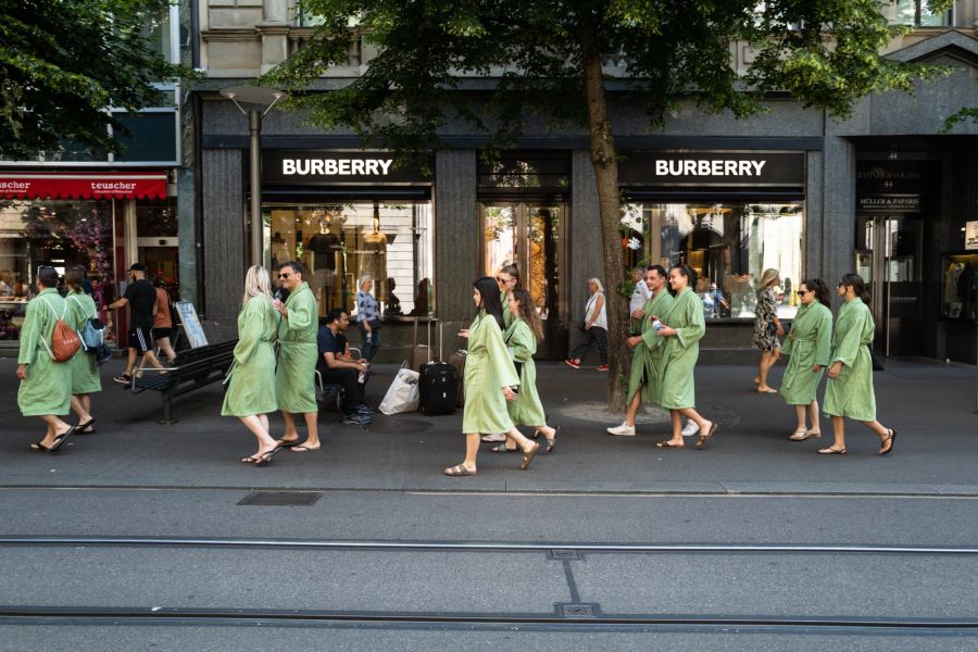 20230610_An der Bahnhofstrasse sorgte die Gruppe für viel Aufmerksamkeit anlässlich des globalen Wellnesstages.