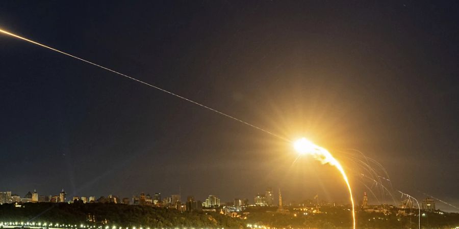 dpatopbilder - Die ukrainische Luftabwehr fängt bei einem russischen Luftangriff auf die ukrainische Hauptstadt Kiew eine Shahed-Drohne in der Luft ab. Foto: Evgeniy Maloletka/AP