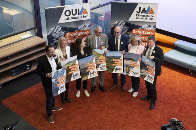 Die Nationalräte Balthasar Glättli, GP-ZH, Lilian Studer, EVP-AG, Mattea Meyer, SP-ZH, Ständerat Ruedi Noser, FDP-ZH, Stefan Müller-Altermatt, Mitte-SO, Jacqueline de Quattro, FDP-VD, und Martin Bäumle, GLP-ZH, von links, vom überparteilichen Komitee posieren nach einer Medienkonferenz zum Klimaschutz-Gesetz. Klimaschutz-Gesetz