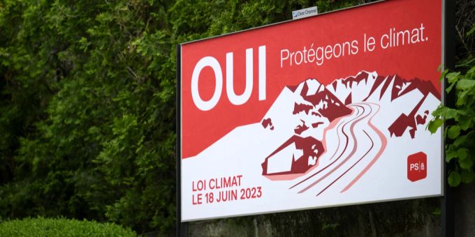 Ein Plakat der SP ruft zu einem Ja zum Klimaschutz-Gesetz auf. Klimaschutz-Gesetz