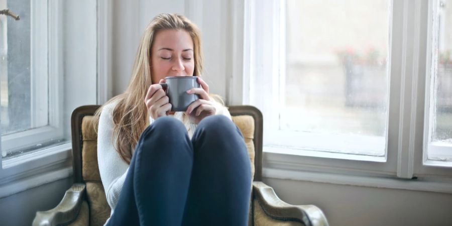 Frau trinkt Kaffee