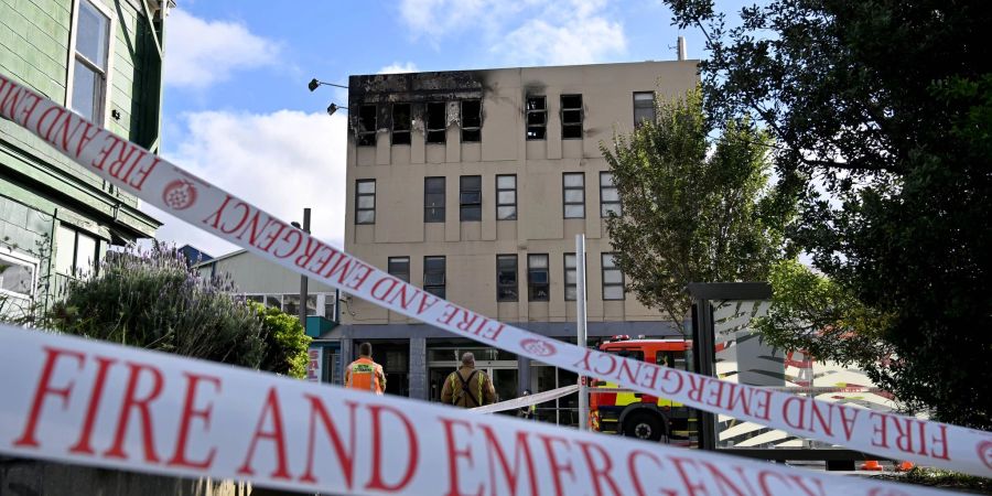 Die Schäden durch das Feuer sind auch an der Aussenfasssage deutlich zu sehen.