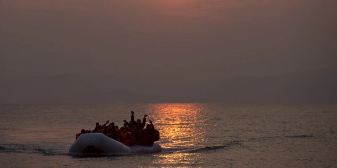 Flüchtlinge freuen sich über die Ankunft in Griechenland (Symbolbild). flüchtlinge griechenland kentern gerettet