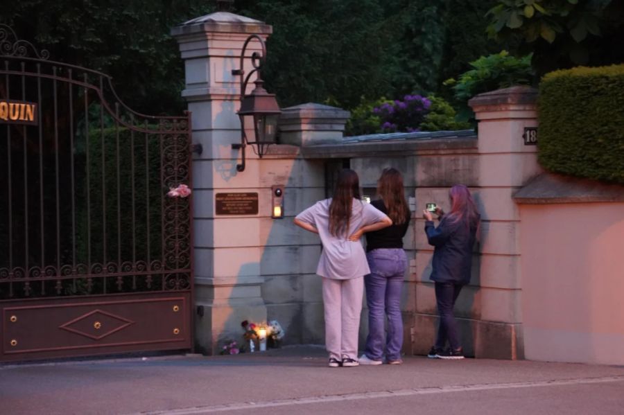 Auch Fans kommen bei der Villa an. Sie bringen Blumen und Kerzen.