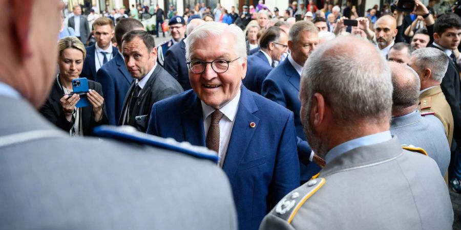 Bundespräsident Frank-Walter Steinmeier (M.) trifft in Hermannstadt Soldatinnen und Soldaten der Bundeswehr, die im Multinationalen Korps Süd-Ost der Nato im Einsatz sind.