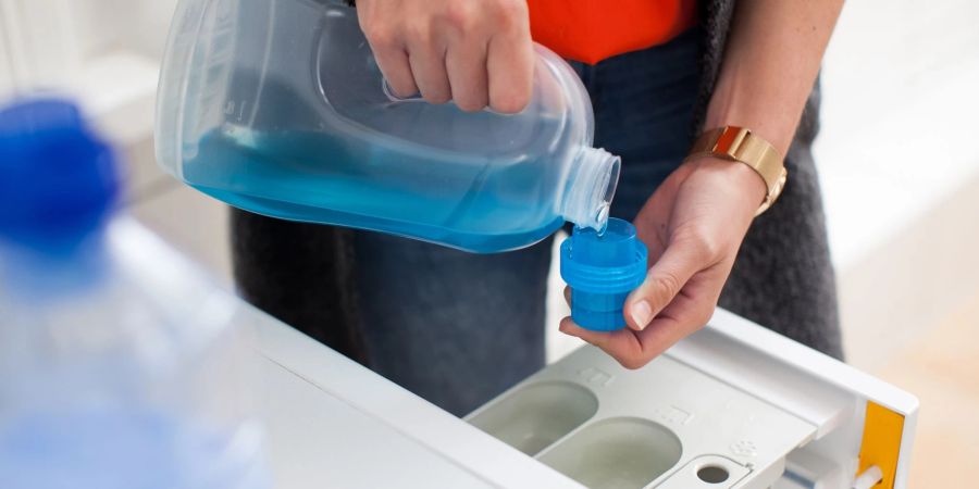 Waschmittel und vor allem Weichspüler enthalten oft viele Duftstoffe. Besonders für Asthmatiker und empfindliche Menschen kann das zum Problem werden.