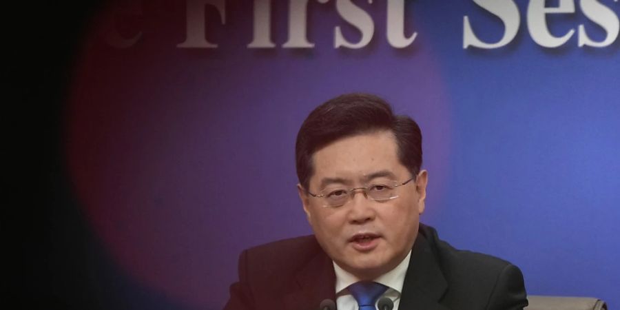 Qin Gang, Aussenminister von China, spricht während einer Pressekonferenz am Rande der Jahrestagung des Nationalen Volkskongresses (NVK). Foto: Mark Schiefelbein/AP