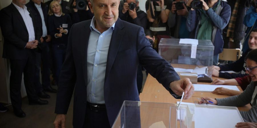 «Ich erwarte, dass der Verstand und die Prinzipien in der bulgarischen Politik überwiegen»: Präsident Rumen Radew bei der Stimmabgabe in Sofia.
