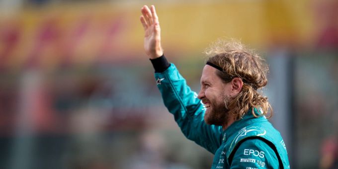 Sebastian Vettel aus Deutschland vom Team Aston Martin winkt den Fans vor seinem letzten Rennen beim Grossen Preis von Abu Dhabi. James Gasperotti/Zuma Press/dpa Sebastian Vettel
