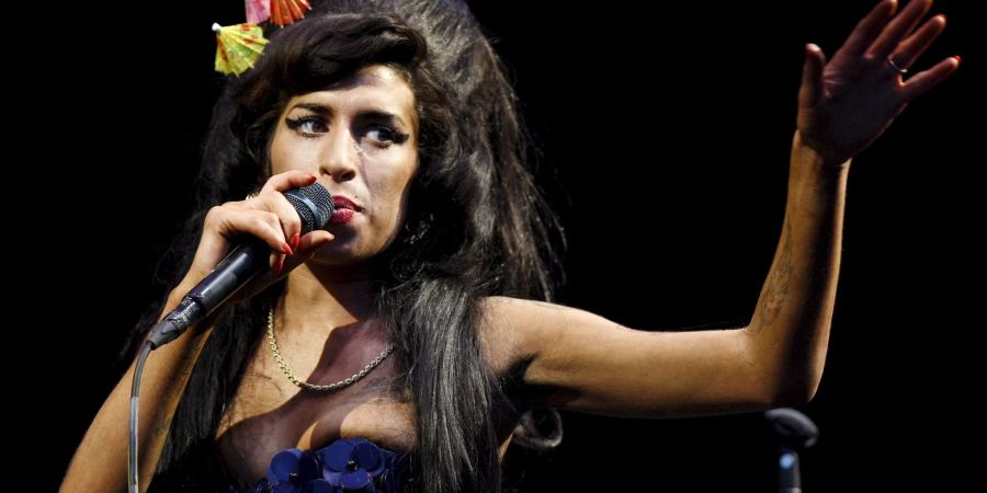 Amy Winehouse tritt beim Glastonbury-Festival auf (2008). Sie starb 2011 mit 27 Jahren.