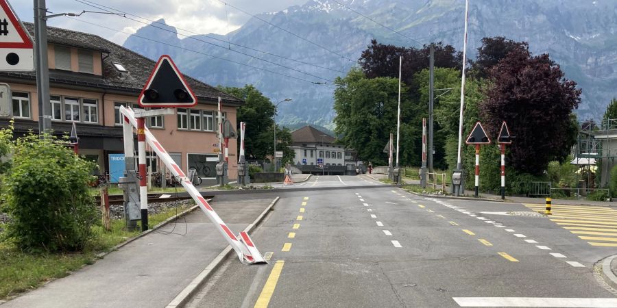 Bahnschranken beschädigt Ennenda LKW