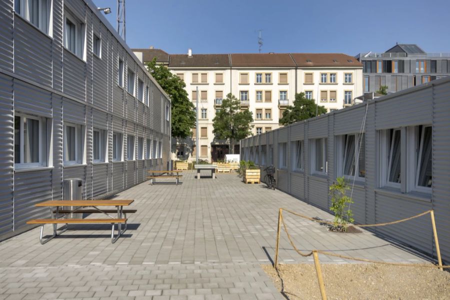 Temporäre Wohn- und Schulräume für Geflüchtete und Asylbewerber auf dem Erlenmattplatz in Basel, am Mittwoch, 31. Mai 2023.