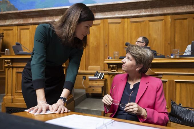 Nationalrätin Maja Riniker (FDP/AG) spricht im Parlament mit VBS-Vorsteherin Viola Amherd. (Archivbild) Maja Riniker Swisscoy Kosovo