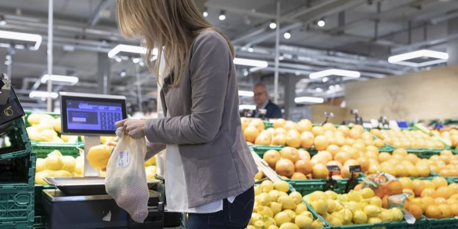 Wer weniger im Portemonnaie hat, reduziert bei Früchten und Gemüse, sagt Caritas Schweiz.