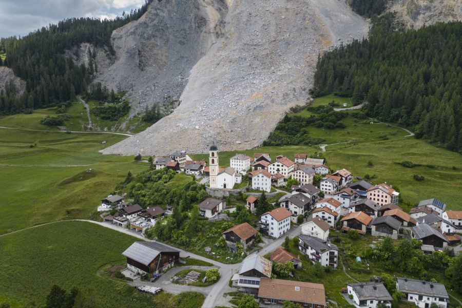 Am späten Freitagabend kam der Berg: Der erwartete Schuttkegel verfehlte das Dorf knapp.