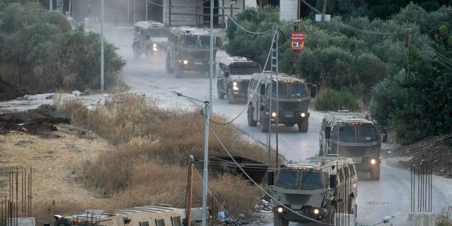 Israel hat in der Nacht zum Montag eine grosse Militäroperation im Westjordanland begonnen.