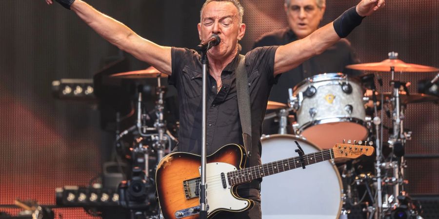 US-Musiker Bruce Springsteen rockt die Bühne.