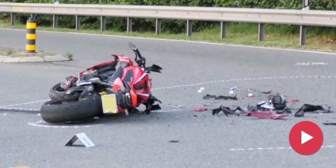 Schwer verletzt - Auto kollidiert in Wädenswil mit Motorradfahrer (23)