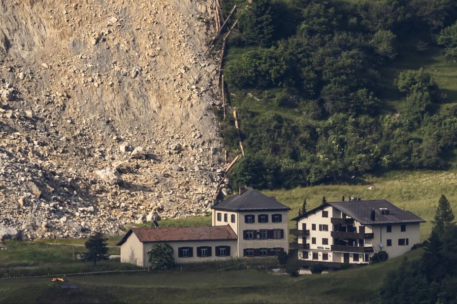 Sie sollten jedoch Recht behalten: Der Rutsch kam und verfehlte das Schulhaus (im Bild) nur knapp.