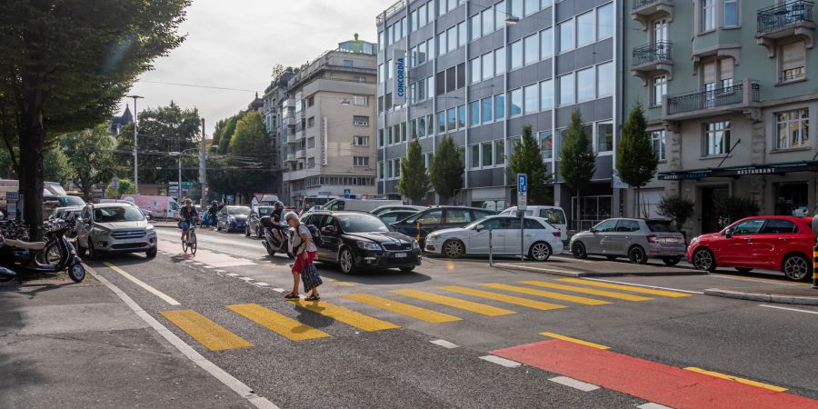 Verkehr bei der Zentralstrasse in der Stadt Luzern.