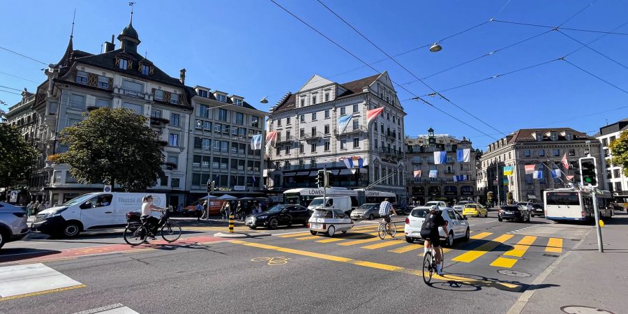 Verkehr beim Schwanenplatz in der Stadt Luzern.