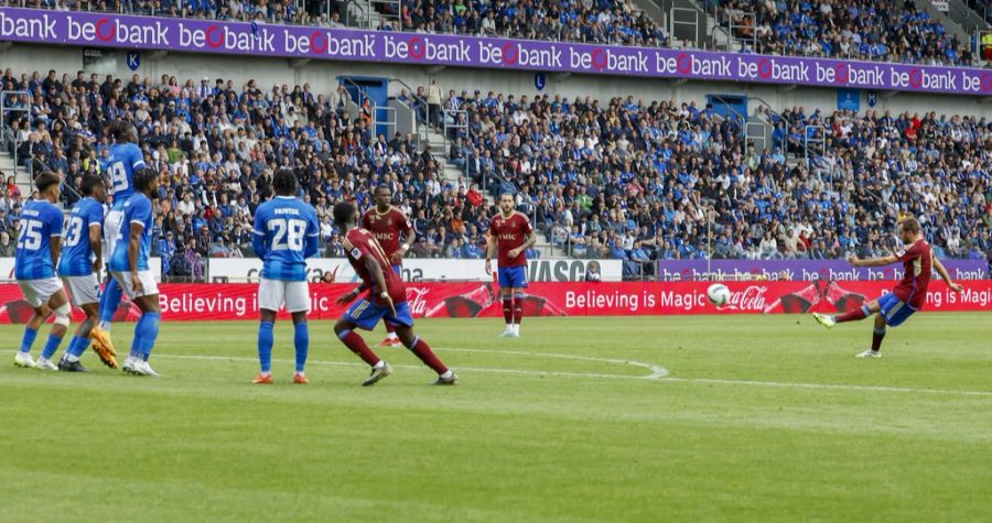 Sein Freistoss wird von einem Genk-Spieler unhaltbar abgelenkt.