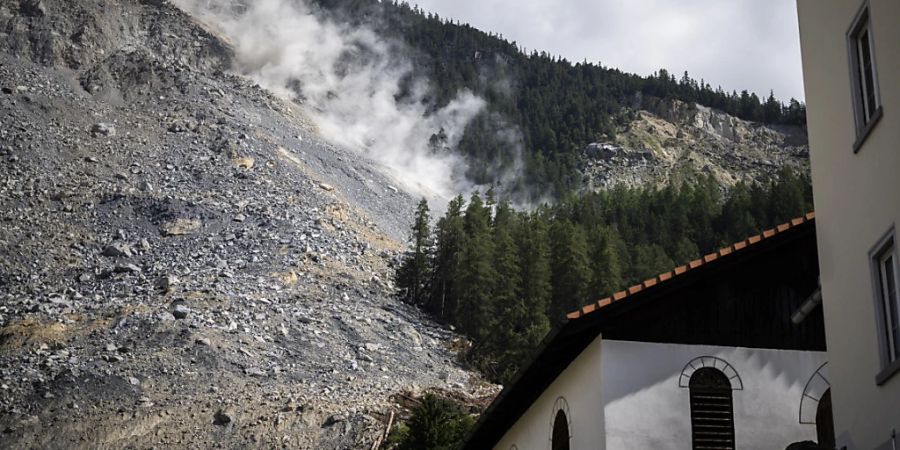 Oberhalb des Bündner Bergdorfes Brienz haben sich nach starken Regenfällen im Juli wieder mehrere und grössere Steine gelöst. (Archivbild)