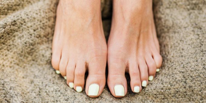 So gepflegt sehen Fussnägel idealerweise aus. Bei Entzündungen des Nagelbetts sehen die Zehen aber entzündet und rot aus. Gepflegte Füsse