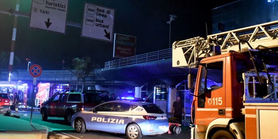 Im Flughafen der sizilianischen Stadt Catania ist am Sonntagabend ein Brand
ausgebrochen. Wegen starken Rauchs musste der Airport evakuiert werden.