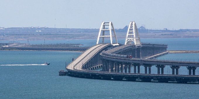 Der Kreml räumte einen ukrainischen Angriff auf die russische Krim-Brücke ein. (Archivbild) Krim-Brücke