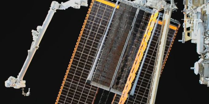 Blick auf die neue installierte und entfaltetet Solarpanele an der Internationalen Raumstation ISS. Blick auf die neue installierte und entfaltetet Solarpanele an der Internationalen Raumstation ISS.