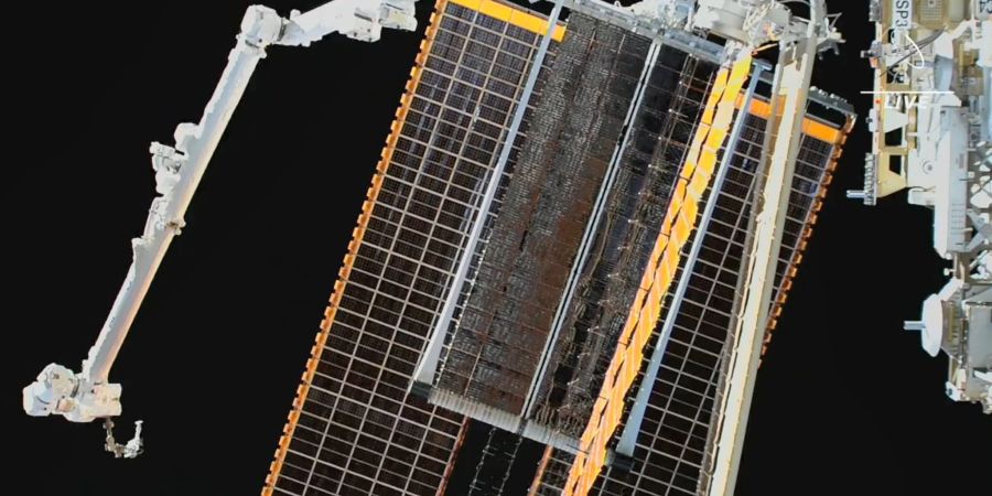 Blick auf die neue installierte und entfaltetet Solarpanele an der Internationalen Raumstation ISS.