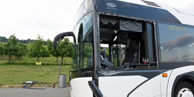 Ruswil LU: Kollision zwischen Linienbus und Auto mit Anhänger. Ruswil LU Unfall