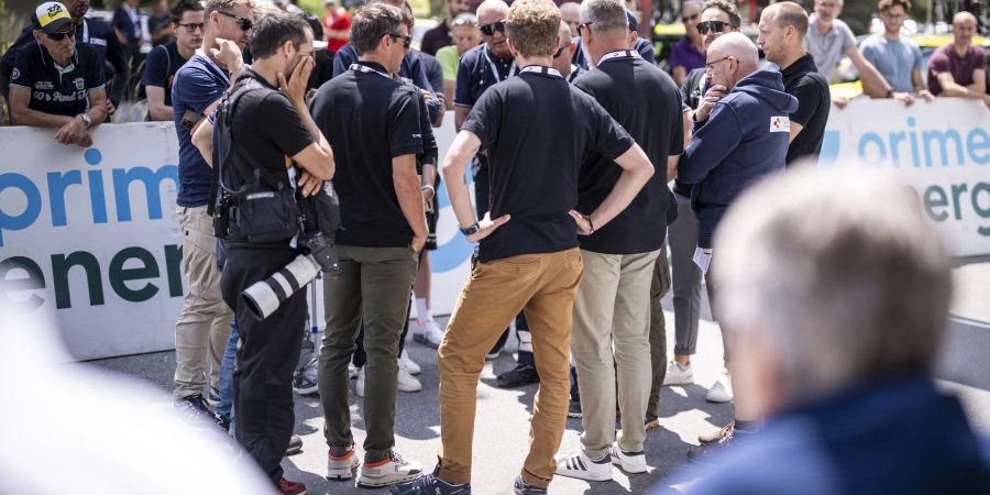 Die Mitglieder des Tour-Organisationskomitees im Gespräch, nachdem sie vom Tod des gestürzten Rennfahrers Gino Mäder erfahren haben.