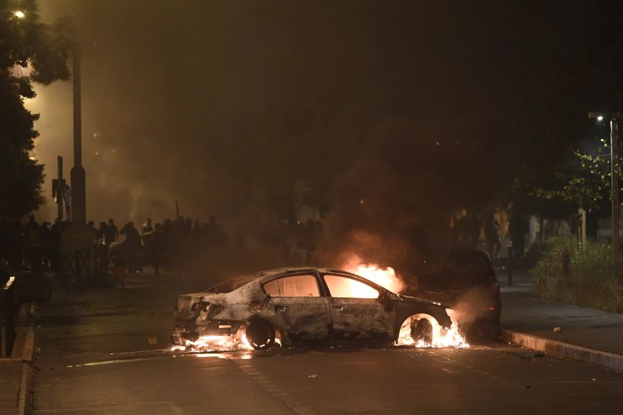 Zahlreiche Autos wurden in den Strassen ein Raub der Flammen.