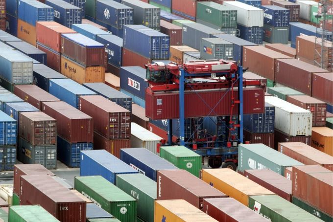 Gestapelte Container am Hafen von Hamburg. importe deutschland