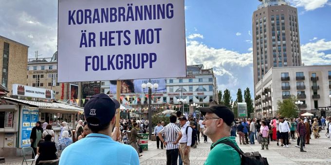 «Koranbränning är hets mot folkgrupp» steht auf dem Schild dieses Demonstranten in Stockholm - «Koranverbrennung ist Hetze gegen Bevölkerungsgruppen». Das Anzünden eines Korans in der Nähe einer schwedischen Moschee hat weltweit zu Wut und Kritik von Muslimen geführt. Koranverbrennung