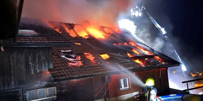 Blitz setzt Wohnhaus in Flühli LU in Flammen. Flühli LU