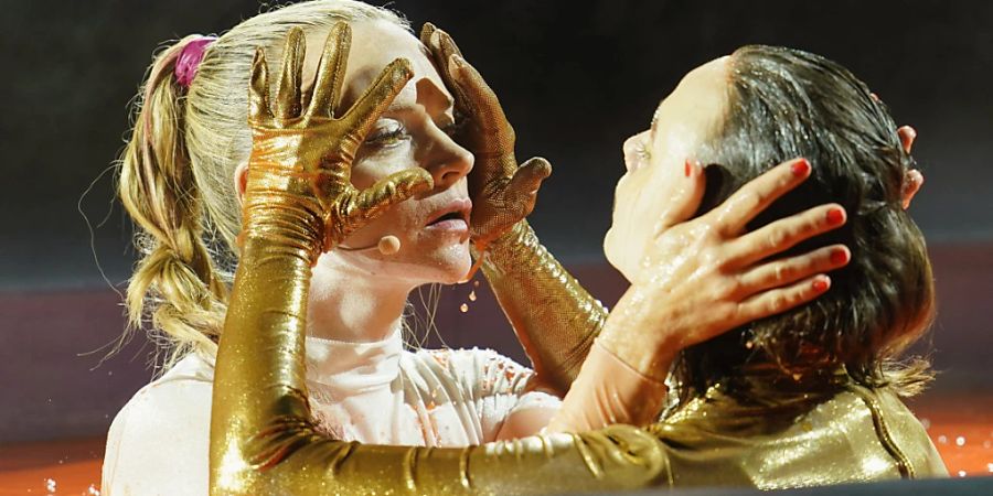 ARCHIV - Laina Schwarz (l) als Kriemhild und Lena Urzendowsky als Brynhild stehen vor dem Kaiserdom bei der Fotoprobe «BRYNHILD» der diesjährigen Nibelungen-Festspiele auf der Bühne. Foto: Uwe Anspach/dpa