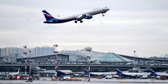 Flugzeug in Flughafen