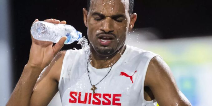 Tadesse Abraham kühlt seinen Körper. Tadesse Abraham kühlt seinen Körper.