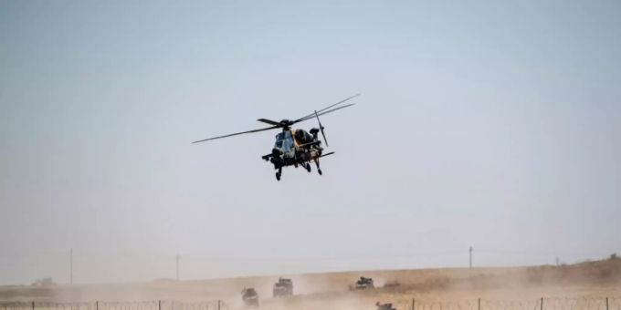 Ein türkischer Militärhubschrauber nahe Akcakale im September
