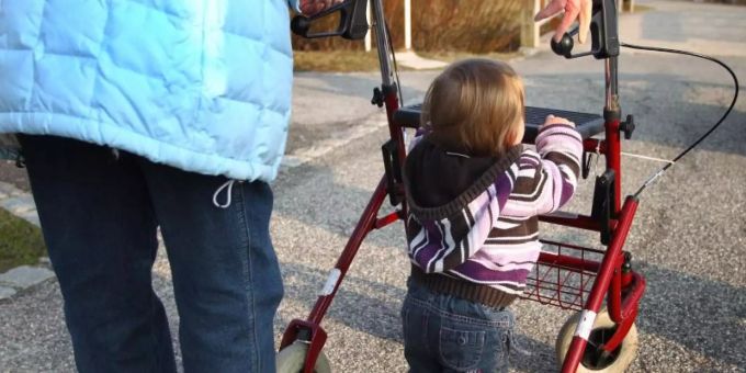 Eine ältere Frau kümmert sich um ihre Enkelin. Grosseltern Kinder
