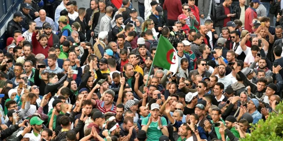 Demonstranten in Algerien