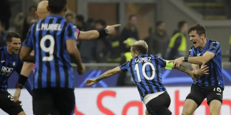 Atalanta Bergamo hat sich für das Achtelfinale der Champions League qualifiziert. Foto: Luca Bruno/AP/dpa